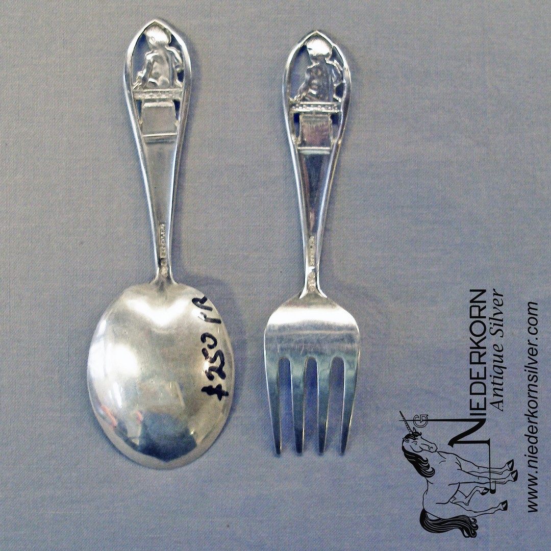 Elsa Peretti® Eternal Circle feeding spoon in sterling silver.